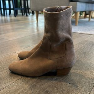 Aquatalia size 10 oatmeal suede sock booties with stacked heel, almond toe.